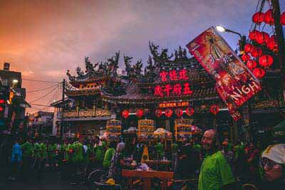 Make your visit to China a pleasant one by learning about what behaviors are acceptable in Chinese culture. | Photo by Kai-Chieh Chan on Pexels